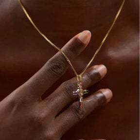 Collar con Colgante de Cruz Engastado con Cristales de Circonita
