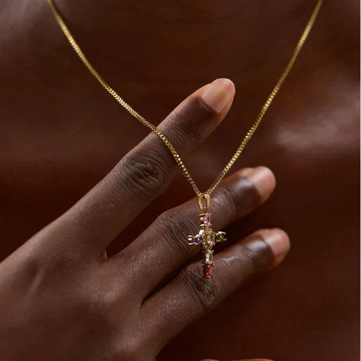 Collar con Colgante de Cruz Engastado con Cristales de Circonita