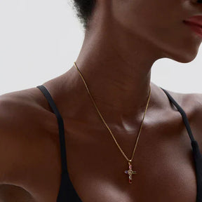 Collar con Colgante de Cruz Engastado con Cristales de Circonita